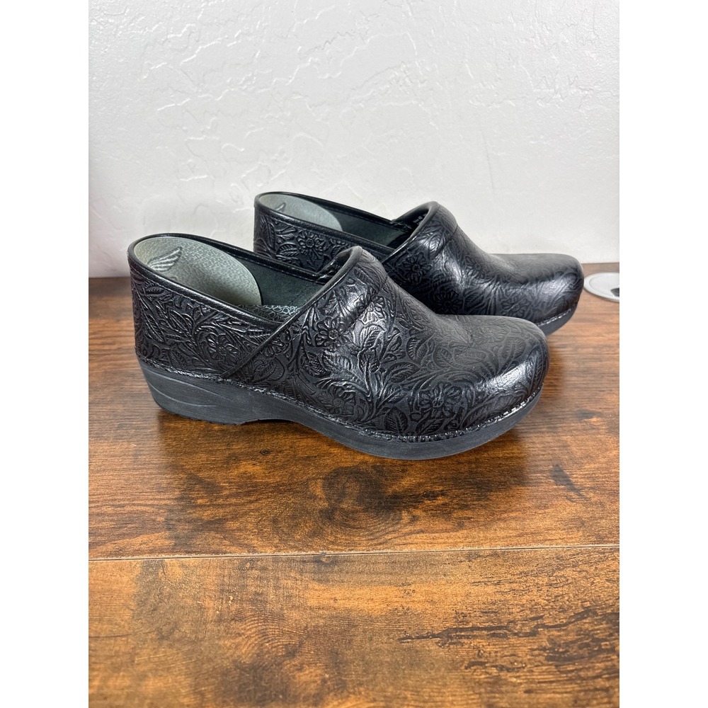 Dansko XP 2.0‎ Black Floral Embossed Leather Professional Clogs Womens 40 EU